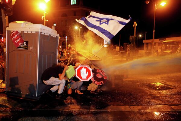 Полиция использует водомет во время акции протеста в Израиле