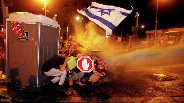 Полиция использует водомет во время акции протеста в Израиле