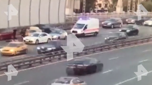 Камера сняла, как в Москве мужчина выпрыгнул из багажника мчащегося авто