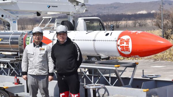 Генеральный директор Interstellar Technologies Inc. Такахито Инагава и основатель Такафуми Хори  перед ракетой MOMO 3 