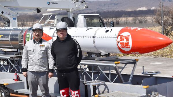 Генеральный директор Interstellar Technologies Inc. Такахито Инагава и основатель Такафуми Хори  перед ракетой MOMO 3 