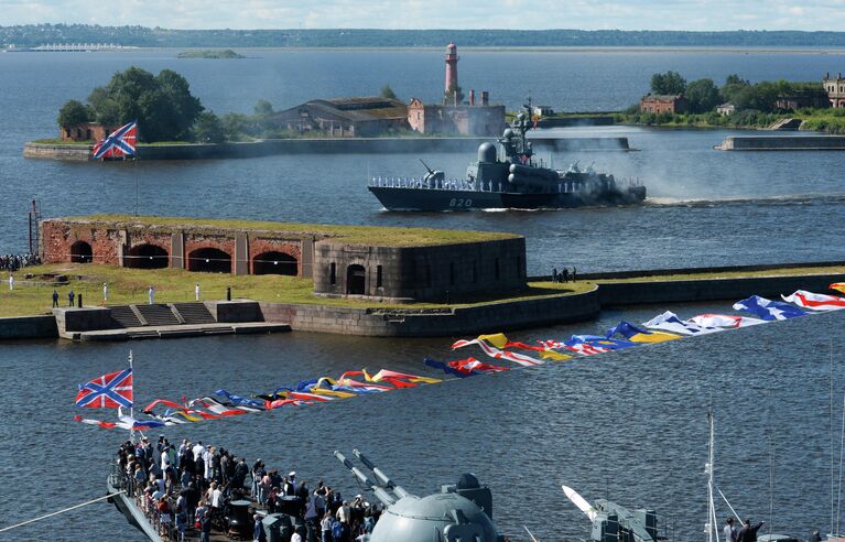 Ракетный катер Чувашия проекта 1241 во время Главного военно-морского парада по случаю Дня Военно-морского флота РФ на Кронштадтском рейде в Финском заливе