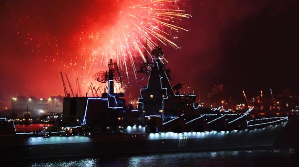 Салют во Владивостоке в честь Дня Военно-морского флота