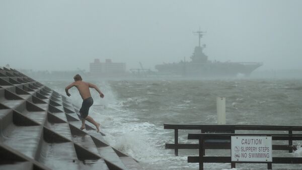 Мужчина на побережье в городе в Корпус-Кристи, Техас, где бушует ураган Ханна 