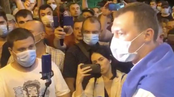ВРИО губернатора Хабаровского края Михаил Дегтярев общается с митингующими