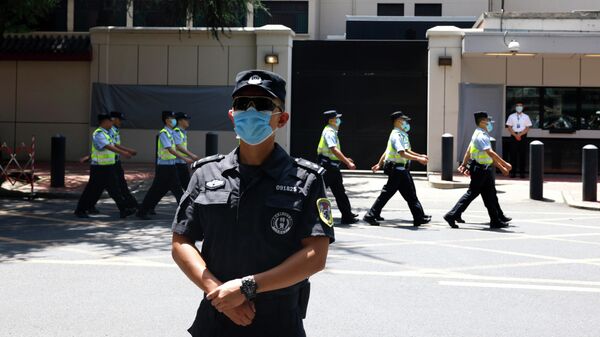 Полицейский стоит перед зданием бывшего консульства  США в Чэнду, провинция Сычуань, Китай