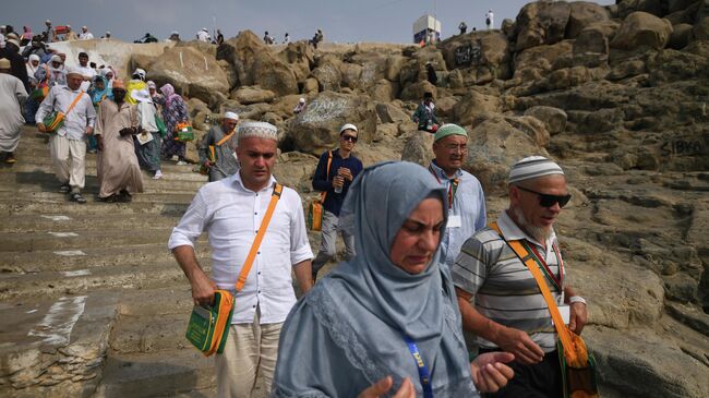Паломники, совершающие хадж, на горе Рахма в долине Арафата
