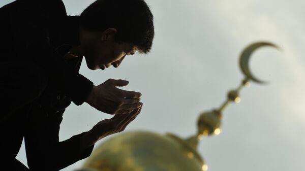 Мусульманин в день праздника жертвоприношения Курбан-Байрам у Московской Соборной мечети