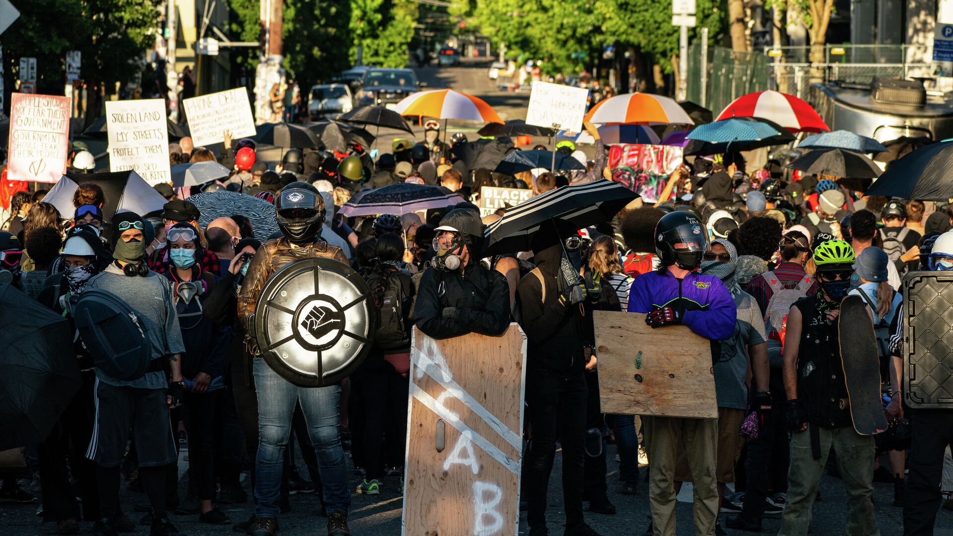 Протестующие и демонстранты на улице Сиэтла - РИА Новости, 1920, 27.07.2020