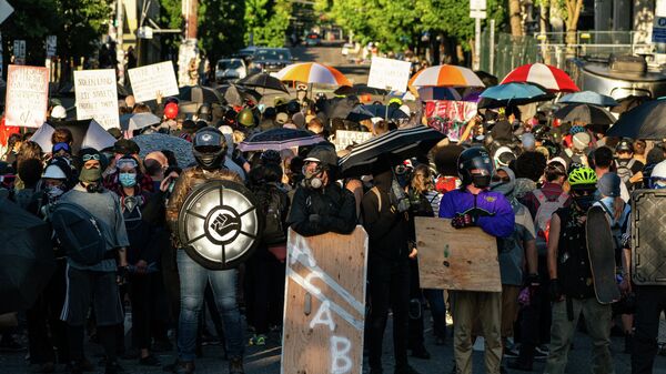 Протестующие и демонстранты на улице Сиэтла