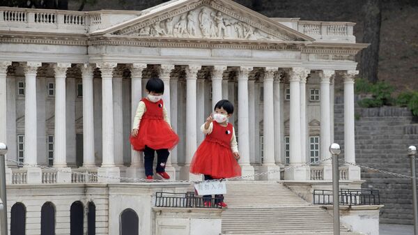 Дети на ступенях копии здания Капитолия США во Парке мира в Пекине