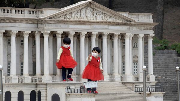 Дети на ступенях копии здания Капитолия США во Парке мира в Пекине
