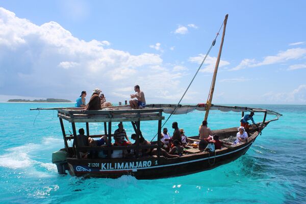 Туристы катаются на лодке в Занзибаре
