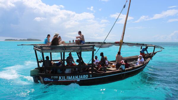 Туристы катаются на лодке в Занзибаре