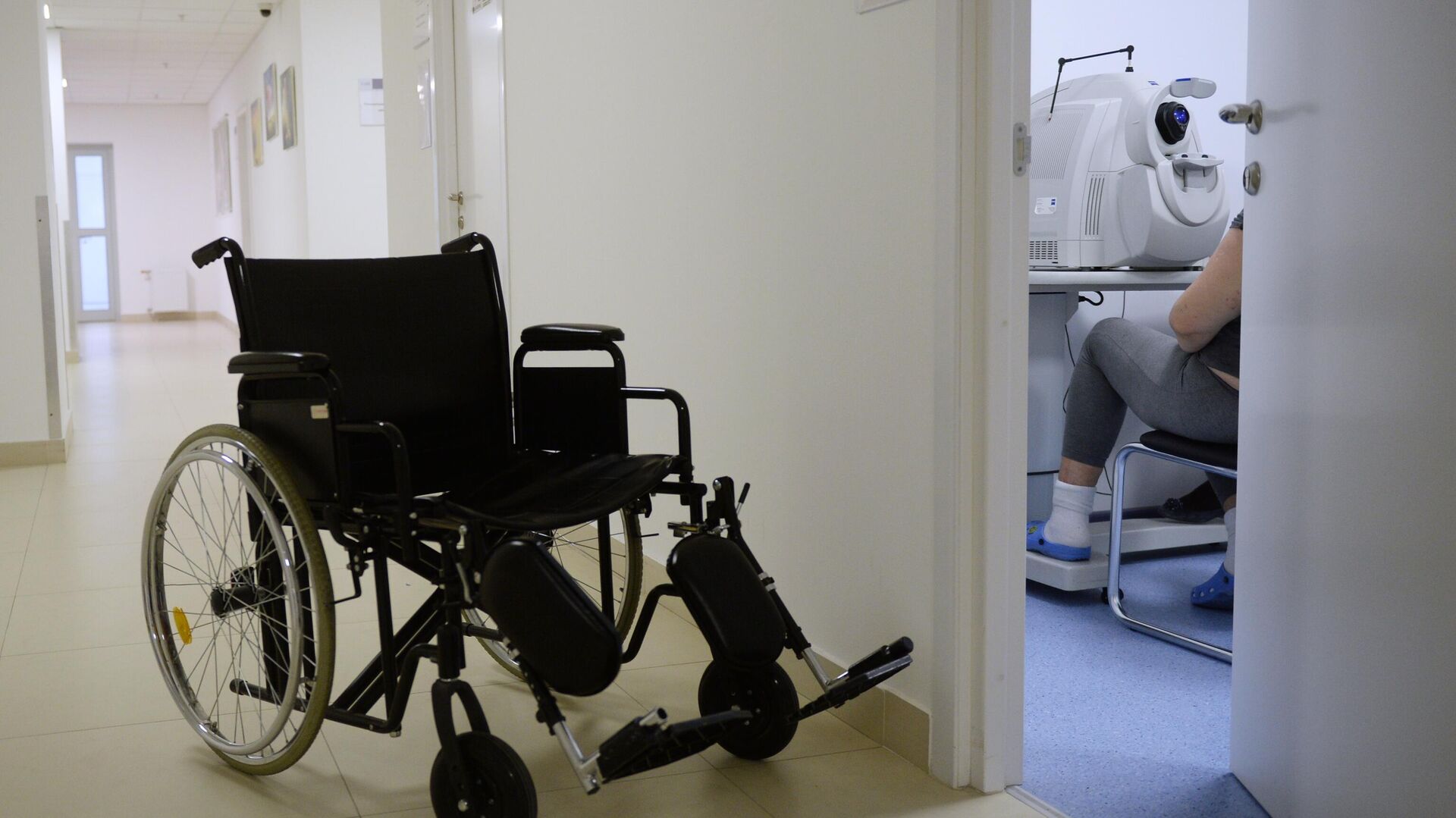 Инвалидная коляска в коридоре Института диабета ФГБУ НМИЦ эндокринологии - РИА Новости, 1920, 28.12.2022