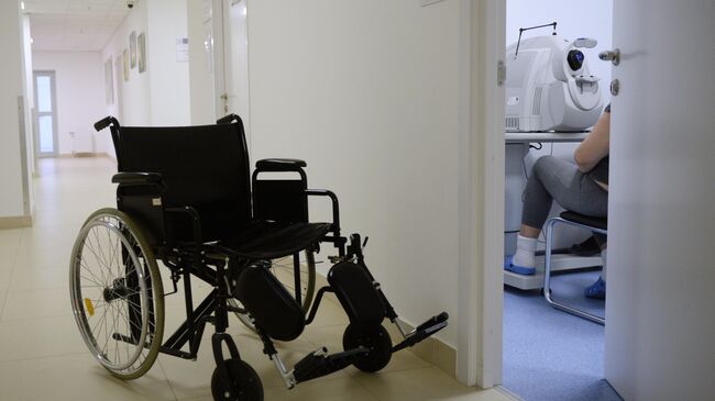 Инвалидная коляска в коридоре Института диабета ФГБУ НМИЦ эндокринологии