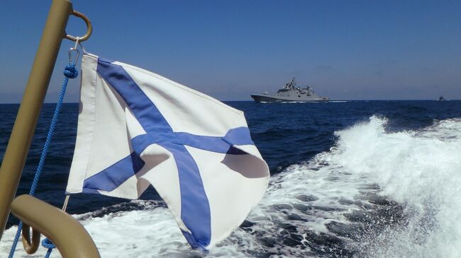 Фрегат Адмирал Макаров участвует в параде в День ВМФ РФ на рейде сирийского порта Тартус