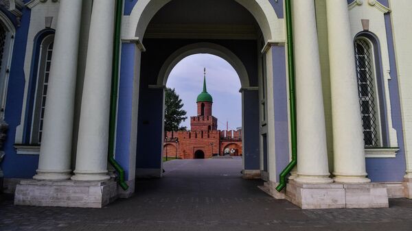 Вид на башню Одоевских ворот Тульского кремля через арку Успенского собора