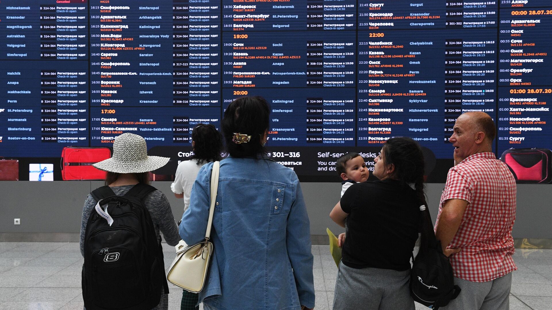 Пассажиры у электронного табло в терминале B аэропорта Шереметьево - РИА Новости, 1920, 13.09.2021