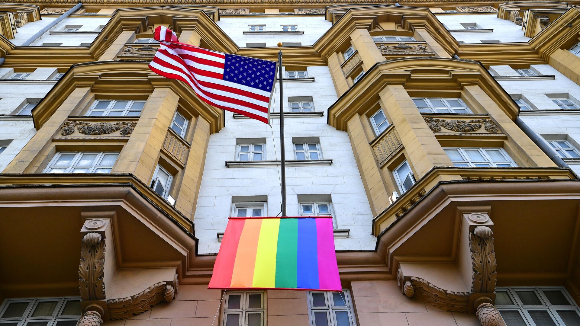 Флаг ЛГБТ-сообщества на здании посольства США в Москве - РИА Новости, 1920, 31.10.2021