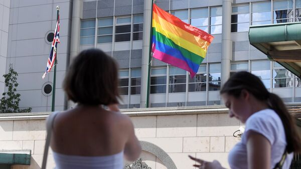 Флаг ЛГБТ-сообщества на здании посольства Великобритании в Москве