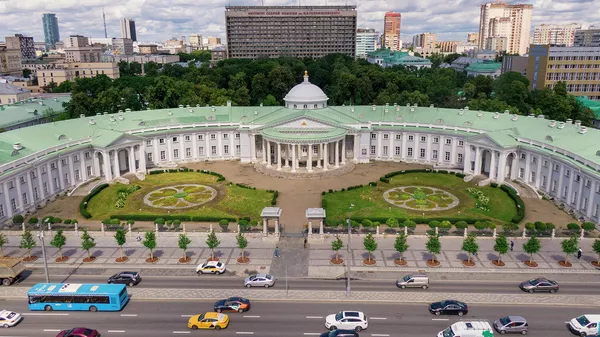 Цветник у НИИ им. Склифосовского