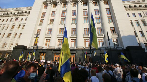 Участники акции в Киеве против перемирия на Донбассе