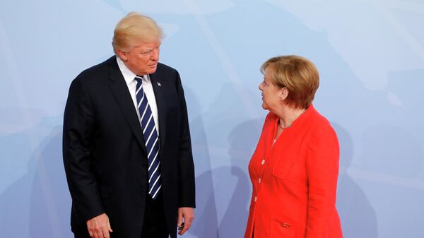 Президент США Дональд Трамп на церемонии официальной встречи канцлером Германии Ангелой Меркель в Гамбурге. 7 июля 2017 