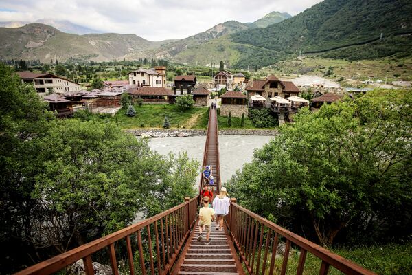 Туристы в ауле Верхняя Балкария в Кабардино-Балкарии