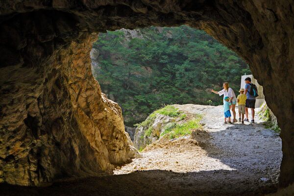 Туристы в Черекском ущелье в Кабардино-Балкарии