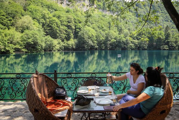 Отдыхающие около Нижнего Голубого озера в Кабардино-Балкарии