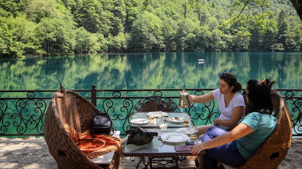 Отдыхающие около Нижнего Голубого озера в Кабардино-Балкарии