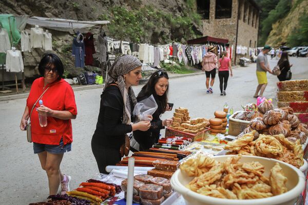 Туристы покупают сладости в Чегемском ущелье в Кабардино-Балкарии