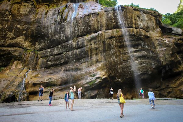 Туристы около Чегемских водопадов в Кабардино-Балкарии
