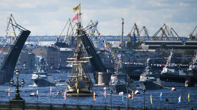 Парусный линейный корабль Полтава и корабли Балтийского флота в акватории Невы на Главном военно-морском параде России в Санкт-Петербурге