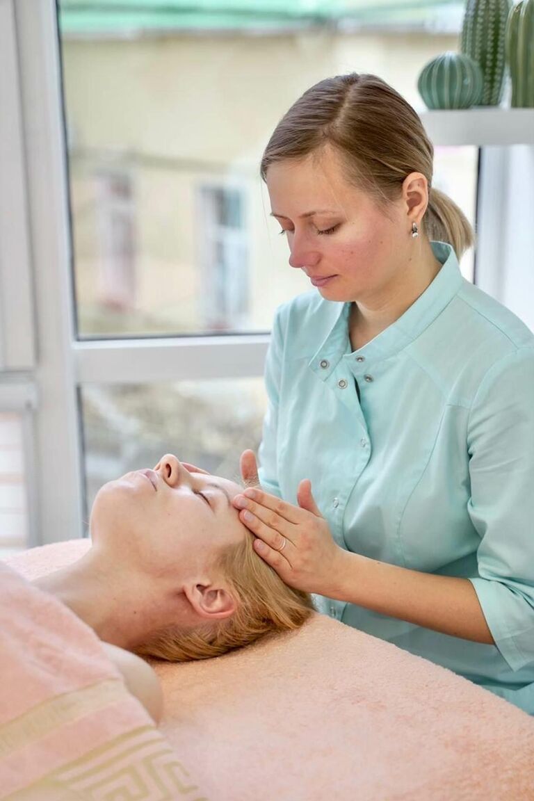 Массажист и фейсфитнес-тренер Любовь Лигомина