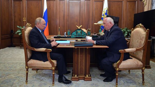 Президент РФ Владимир Путин и генеральный директор государственной корпорации Ростех Сергей Чемезов 
