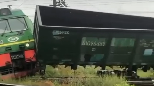 Появилось видео с места столкновения трех локомотивов в Санкт-Петербурге