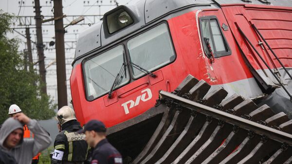 Электровоз грузового состава, сошедший с рельсов после столкновения на станции Купчинская во Фрунзенском районе Санкт-Петербурга
