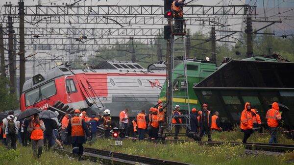 Последствия столкновения электропоездов у железнодорожной станции Купчинская в Санкт-Петербурге
