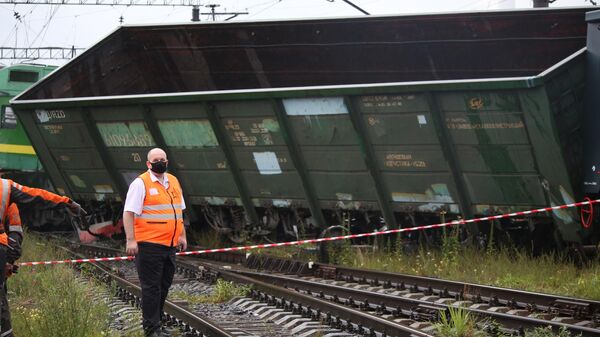 Грузовой вагон, сошедший с рельсов после столкновения двух электровозов на станции Купчинская во Фрунзенском районе Санкт-Петербурга