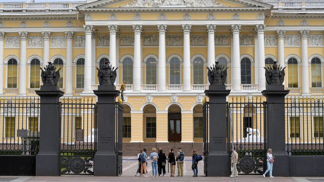 Посетители у входа в здание Русского музея в Санкт-Петербурге