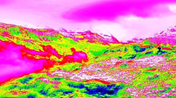 Альпийская весенняя горная тропа на инфракрасном фото