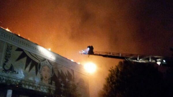 Сотрудники МЧС во время тушения пожара в здании бывшего кинотеатра в городе Вязники Владимирской области