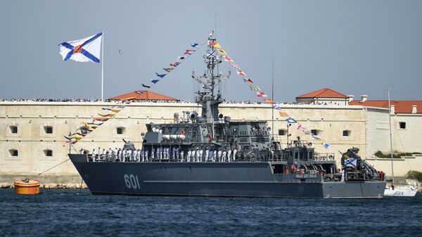 Корабль противоминной обороны Иван Антонов на параде в честь Дня Военно-морского флота в Севастополе