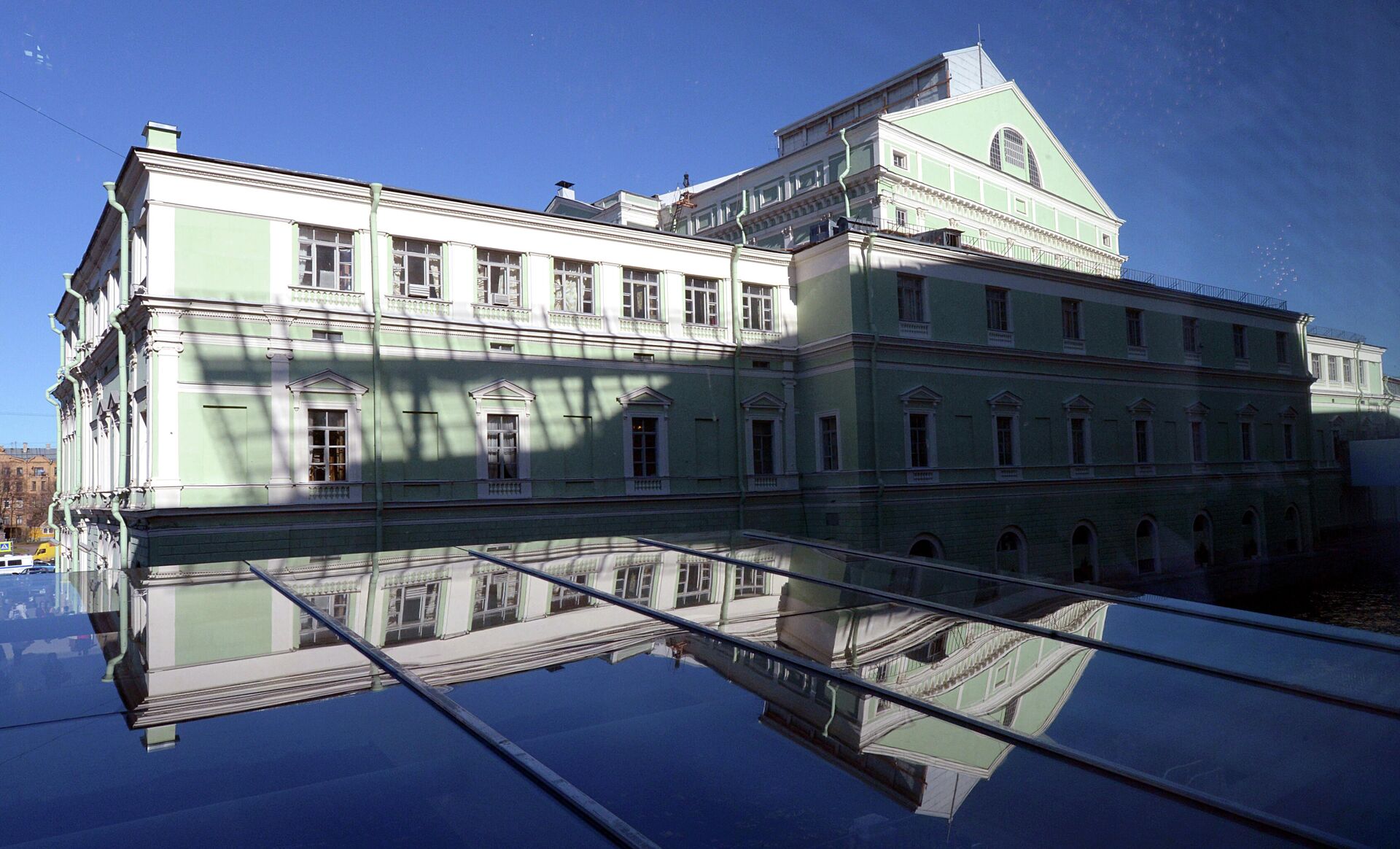 Вид на главное здание Государственного академического Мариинского театра из окна Второй сцены2