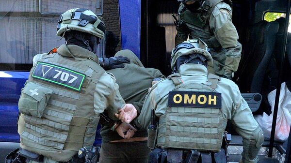 Сотрудники белорусского ОМОН задерживают правонарушителя