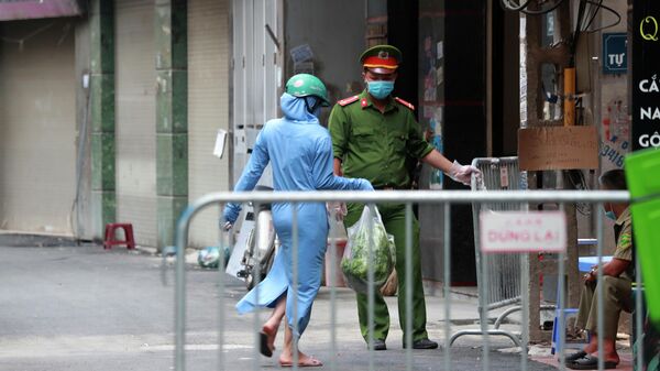 Полицейский в защитной маске на улице Ханоя