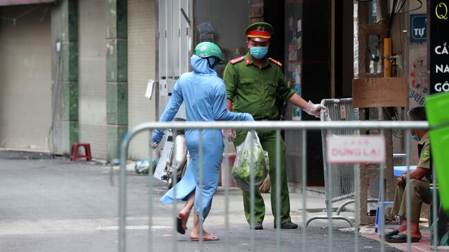 Полицейский в защитной маске на улице Ханоя