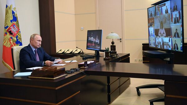 Президент РФ Владимир Путин проводит в режиме видеоконференции совещание по вопросам о санитарно-эпидемиологической обстановке в РФ